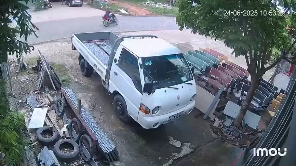 Ngã đúng lúc oto đi tới . Số phận nghiệt ngã .